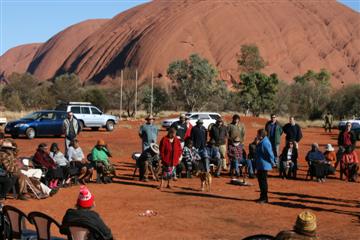 Bijeenkomst van Aboriginals bij de rode rots Uluru.